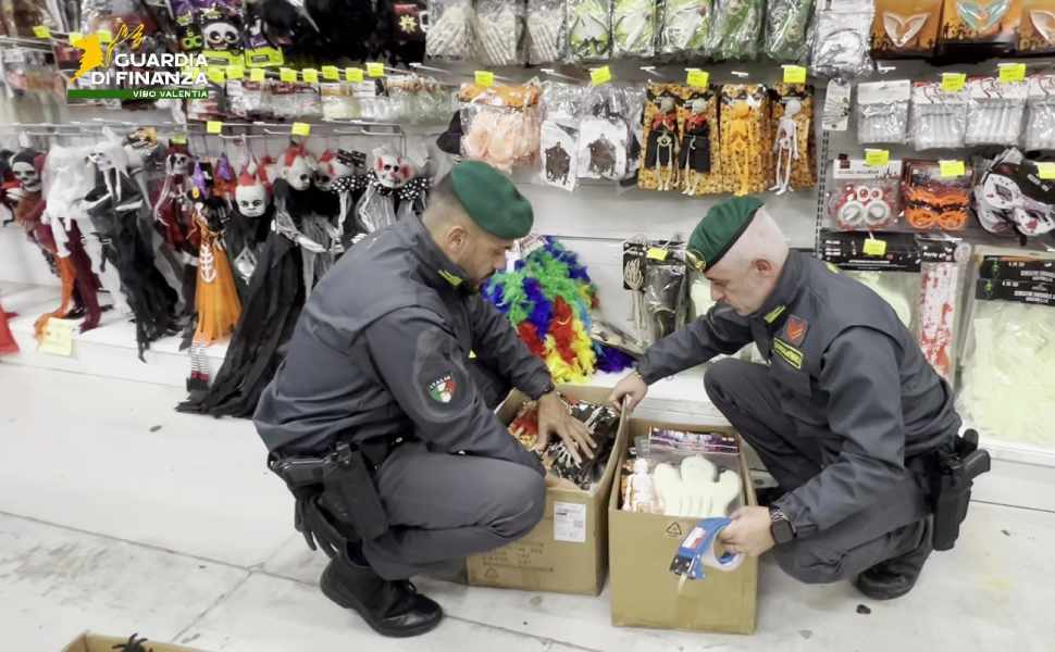 Halloween: nuovo blitz della Guardia di Finanza, sequestrati 3.444 articoli e bigiotteria 52 Guardia di finanza - Halloween 01
