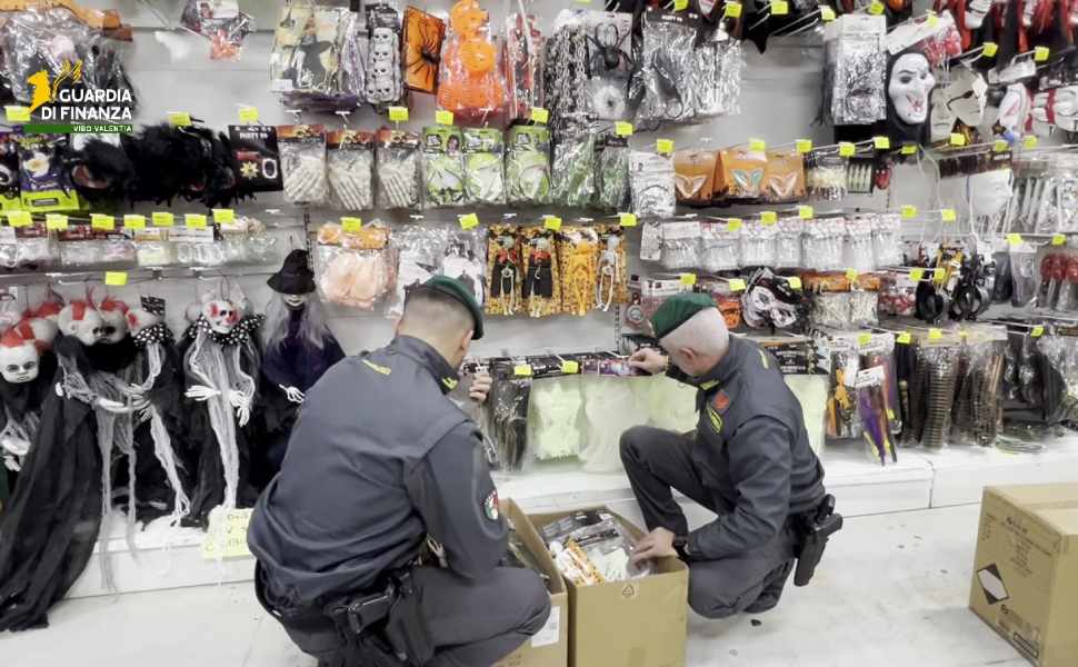 Halloween: nuovo blitz della Guardia di Finanza, sequestrati 3.444 articoli e bigiotteria 51 Guardia di finanza - Halloween 03