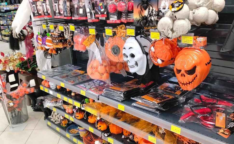 Halloween, maxi sequestro della Guardia di Finanza di Cetraro: 300mila prodotti non sicuri 99 Halloween Cetraro Guardia di finanza 01