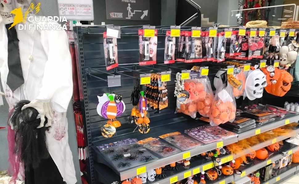 Halloween, maxi sequestro della Guardia di Finanza di Cetraro: 300mila prodotti non sicuri 51 Halloween Cetraro Guardia di finanza 02