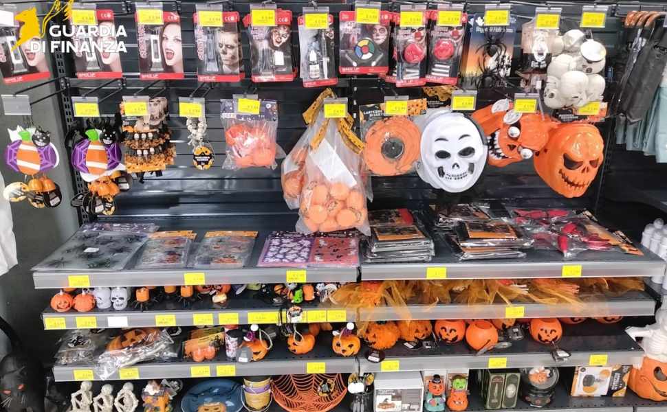 Halloween, maxi sequestro della Guardia di Finanza di Cetraro: 300mila prodotti non sicuri 52 Halloween Cetraro Guardia di finanza 03