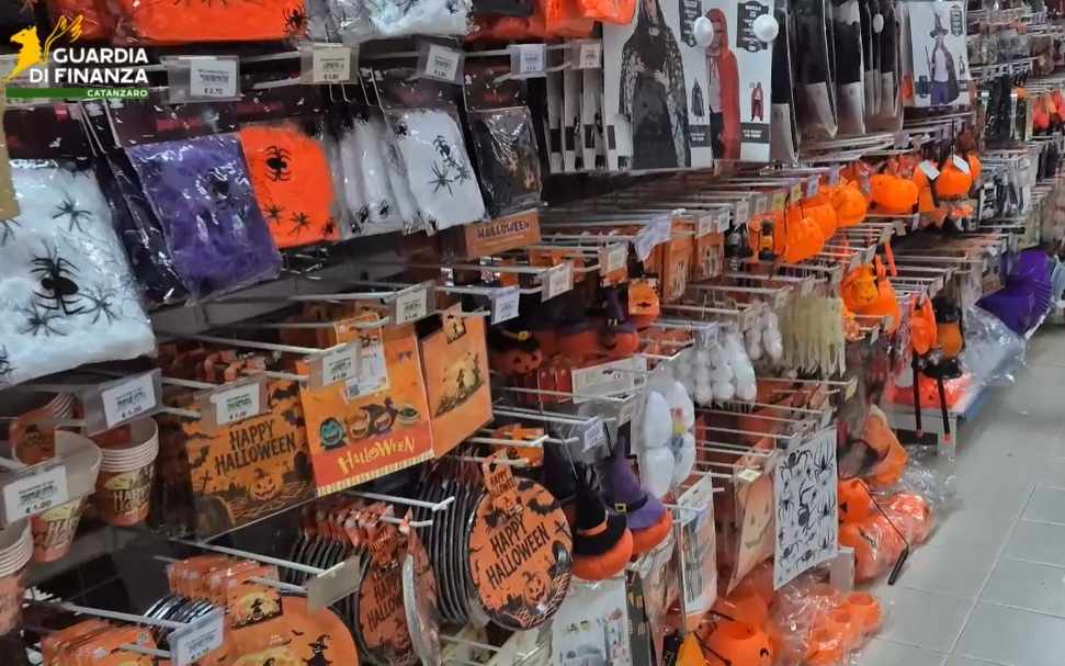 Halloween, blitz della Guardia di Finanza: sequestrati oltre 30mila prodotti pericolosi 52 Halloween guardia di finanza 03