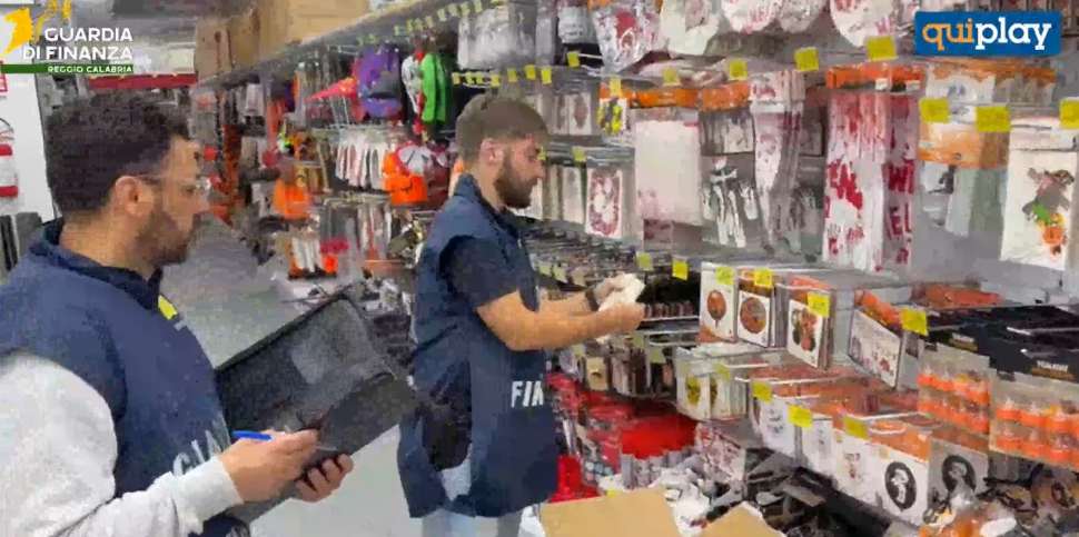 Nuovo blitz in vista di Halloween: sequestrati oltre 38mila prodotti non sicuri: maschere, costumi e accessori 51 Halloween sequestri 2
