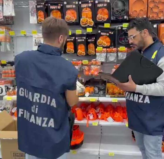 Nuovo blitz in vista di Halloween: sequestrati oltre 38mila prodotti non sicuri: maschere, costumi e accessori 56 Halloween_sequestri