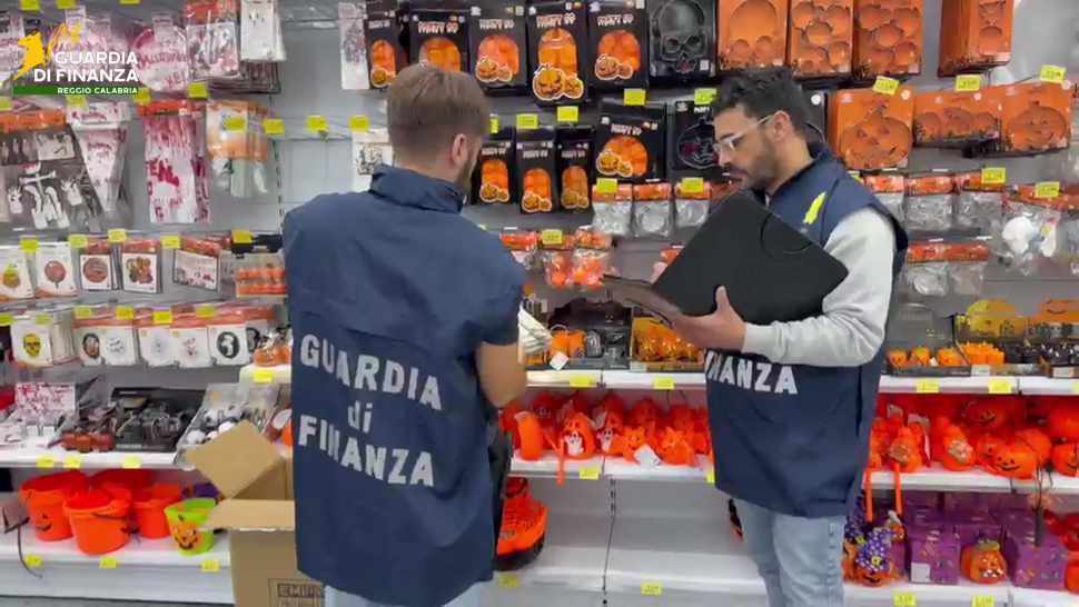Nuovo blitz in vista di Halloween: sequestrati oltre 38mila prodotti non sicuri: maschere, costumi e accessori 210 Halloween_sequestri