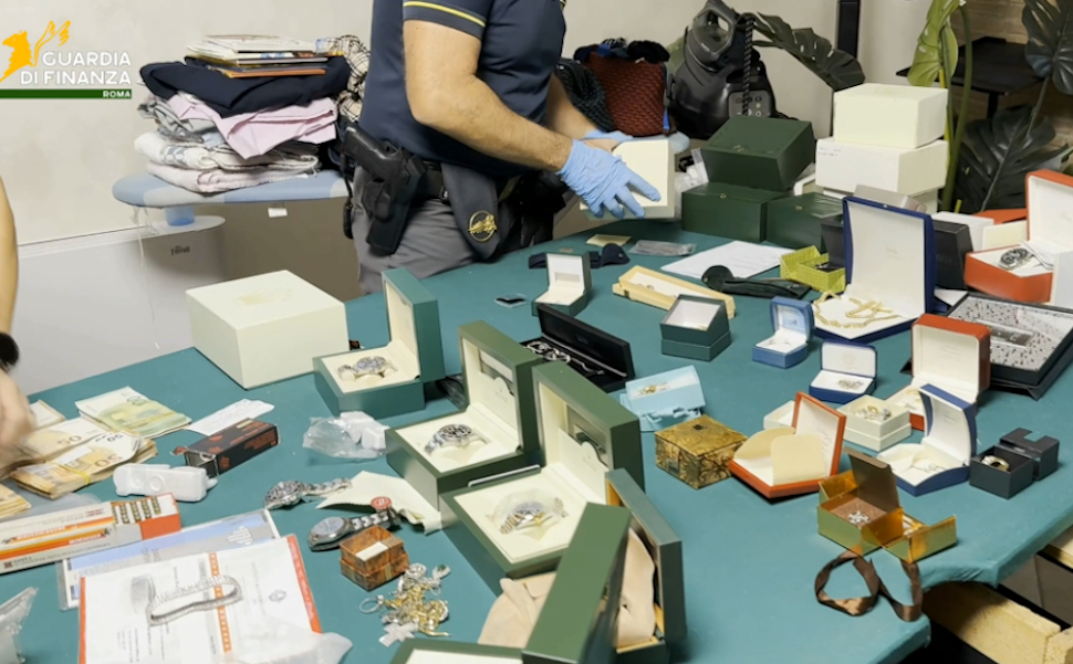 Società fittizie anche a Cosenza ed evasione milionaria: blitz della Finanza, 48 indagati. Rolex e soldi nel tavolo da biliardo 51 Maxi blitz Finanza Riciclaggio Calabria3