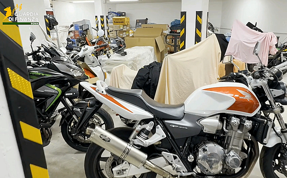 Società fittizie anche a Cosenza ed evasione milionaria: blitz della Finanza, 48 indagati. Rolex e soldi nel tavolo da biliardo 53 Maxi blitz Finanza Riciclaggio3