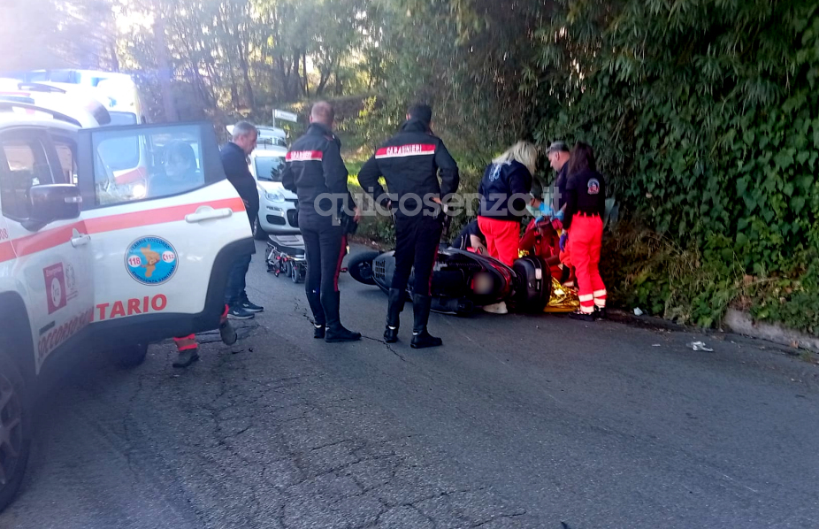 Paura a Mendicino: violento scontro tra uno scooter e un autocarro lungo l'Acheruntia, grave un 64enne 79 Mendicino scontro scooter e autocarro_01