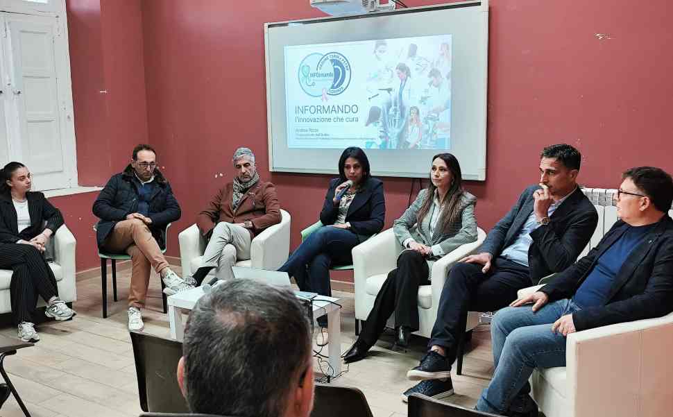Mendicino, inaugurata la panchina rosa simbolo della prevenzione. Bucarelli: «Ci ricorda di fare rete per la vita» 53 Mendicino Ottobre Rosa 3