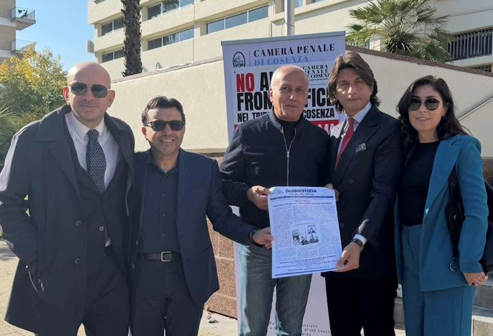 Tribunale di Cosenza, la protesta non si ferma: fronte comune contro il Front Office. Anche il Sindaco Caruso dice no 52 No al Front Office Tribunale Cosenza2