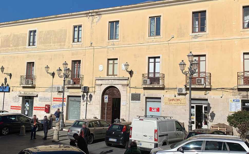 Falsi emissari del vescovo tentano di vendere quadri della Curia Arcivescovile, la segnalazione 213 Palazzo Arcivescovile curia Crotone