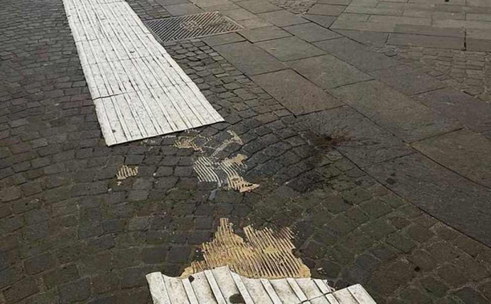 Cosenza, percorsi tattili danneggiati. L'attacco della minoranza «sindaco non può continuare a voltarsi dall'altra parte» 52 Percorsi tattili danneggiati cosenza 01