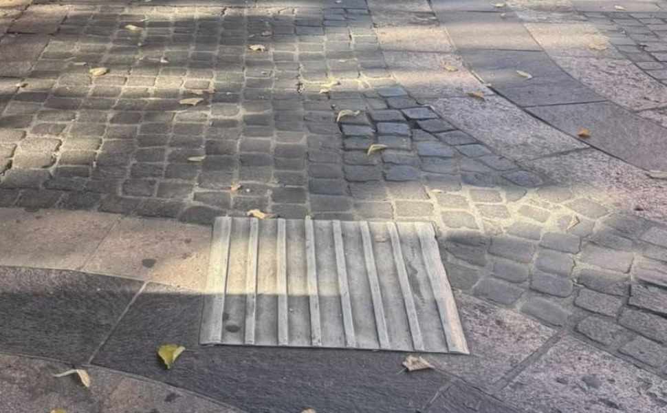 Cosenza, percorsi tattili danneggiati. L'attacco della minoranza «sindaco non può continuare a voltarsi dall'altra parte» 53 Percorsi tattili danneggiati cosenza 04