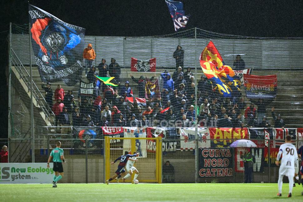 Picerno-Cosenza 1-2: primo successo stagionale per i rossoblù. Rimonta firmata da Achour e McJannet 52 Picerno Cosenza Calcio 02