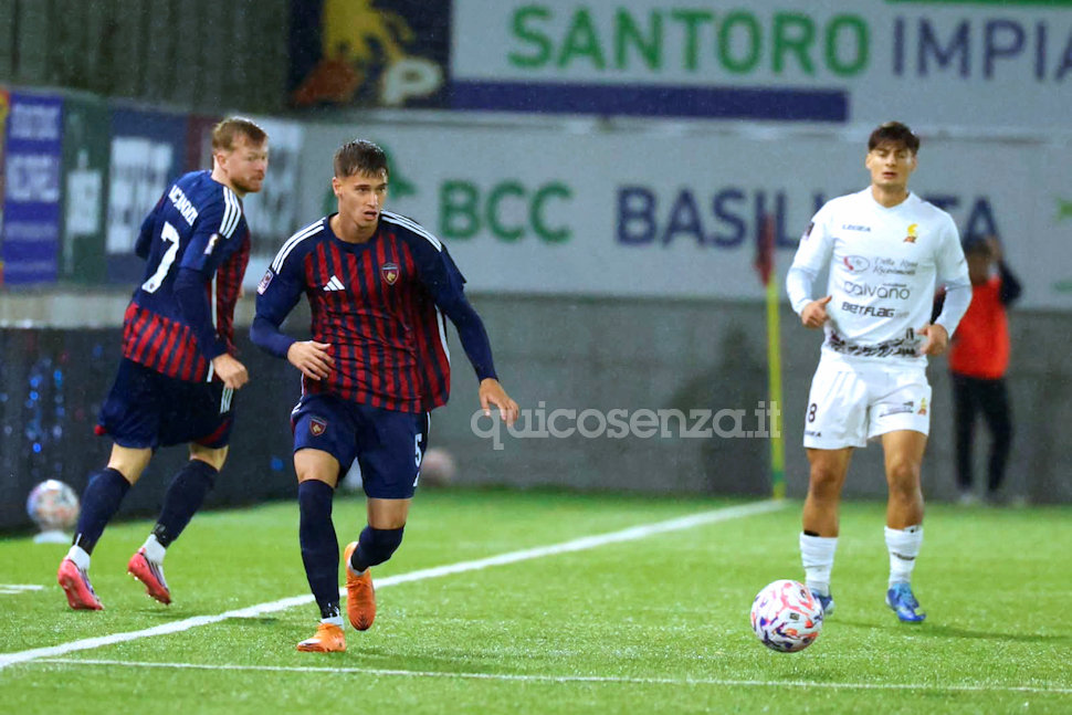 Picerno-Cosenza 1-2: primo successo stagionale per i rossoblù. Rimonta firmata da Achour e McJannet 55 Picerno Cosenza Calcio 03