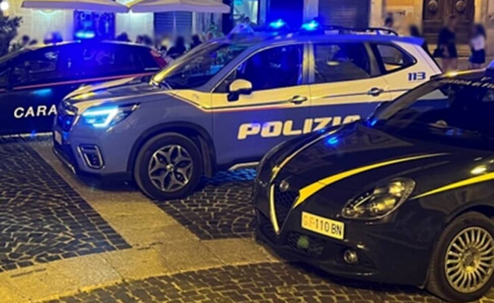 Blatte, alimenti scaduti e 60 chili di pesce senza tracciabilità: ristorante chiuso, sanzioni per 27mila euro 53 Polizia carabinieri finanza ristorante chiuso controlli interforze