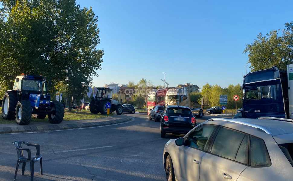 Caro carburante: 4 giorno di presidio di tir e trattori a Quattromiglia di Rende. Stasera assemblea cittadina alle 18:00 52 Presidio Rende Metallo Petroli autotrasportatori 01