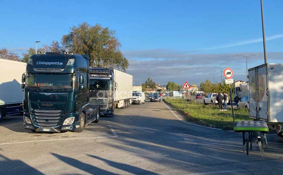Autotrasporto: nuovo incontro a Roma, Notaro (Fedralog) «Non siamo ottimisti, servono risposte concrete» 54 Presidio Rende Metallo Petroli - Fedralog Notaro autotrasportatori 02