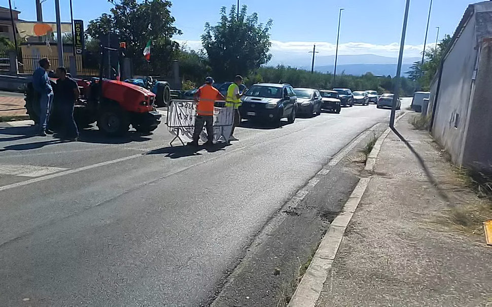 Dagli agricoltori ai trasporti: in Calabria da domani 5 giorni di blocchi e presidi: distributori a secco e merci a rischio 55 Presidio agricoltori Castrovillari