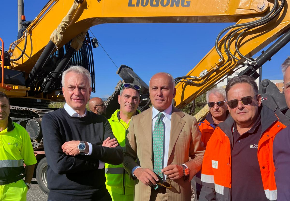 Cosenza, al via gli interventi di pulizia dei fiumi cittadini. Caruso «Prevenzione fondamentale per la sicurezza» 52 Pulizia dei fiumi a Cosenza