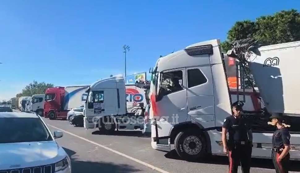 La protesta esplode a San Lucido, bloccata la SS 18: «Vogliamo i sindaci con noi, la disperazione ha superato il limite» 51 San Lucido_Blocco SS 18