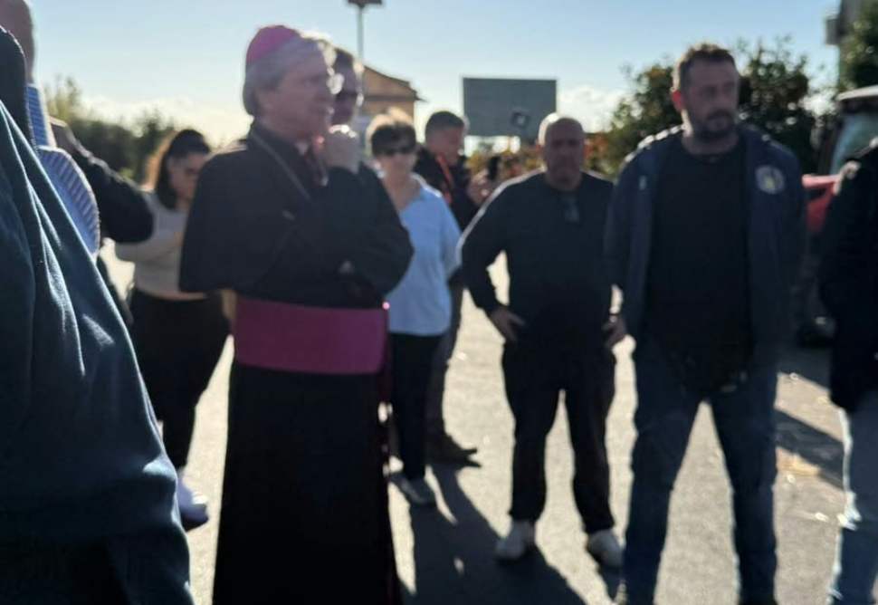 Il vescovo Savino al presidio tra Francavilla e Cerchiara: «Ciò che fate è cosa buona e giusta, la Chiesa lotta con voi» 53 Savino Presidi Francavilla Cerchiara 1