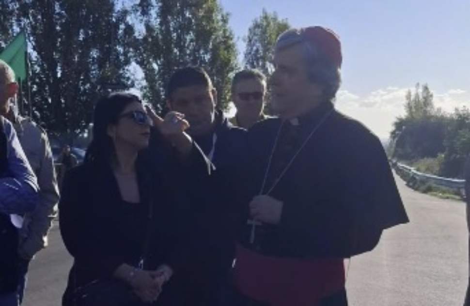 Il vescovo Savino al presidio tra Francavilla e Cerchiara: «Ciò che fate è cosa buona e giusta, la Chiesa lotta con voi» 52 Savino presidio Francavilla Cerchiara