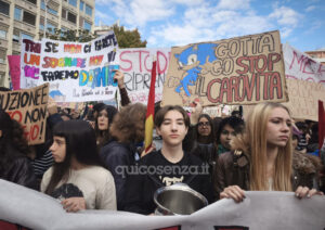 Sciopero generale, Cosenza in piazza contro il caro vita: «le persone hanno diritto a vivere con dignità» 54 Sciopero generale Cosenza_05 piazza