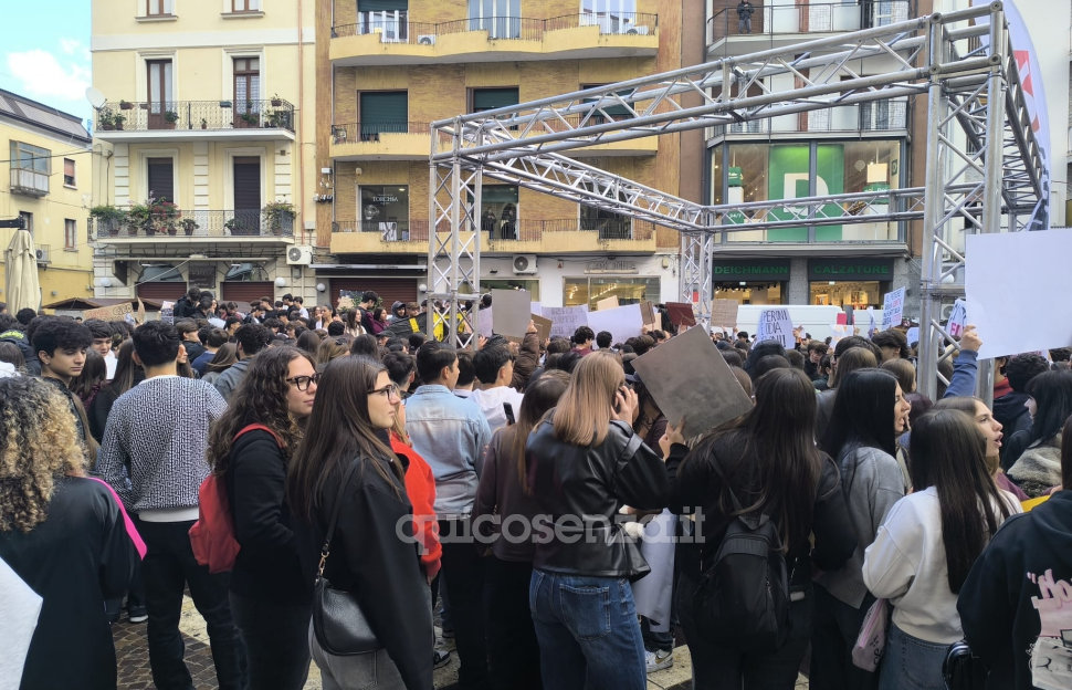 Cosenza, gli studenti tornano in piazza. Grande corteo contro carovita e guerra «soldi alle scuole non alle armi» 54 Scuole cosenza corteo protesta