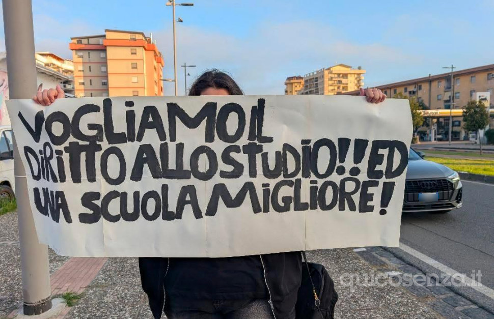 Cosenza, esplode la protesta: da piazza Europa centinaia di studenti in corteo contro il caro vita 54 Studenti Cosenza protesta 01