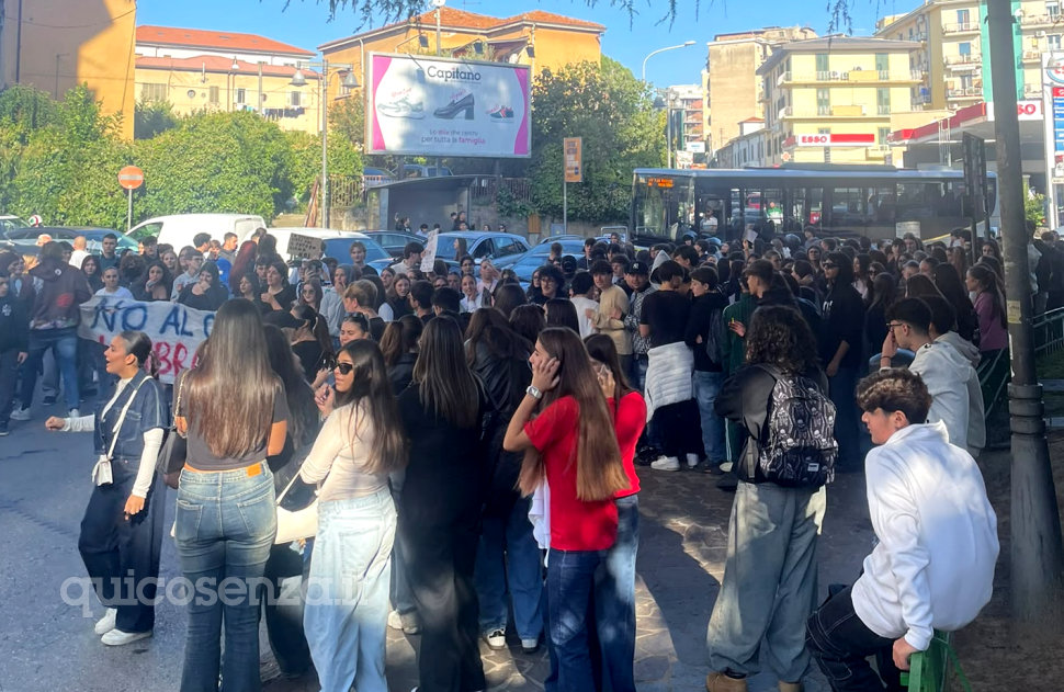 Cosenza, esplode la protesta: da piazza Europa centinaia di studenti in corteo contro il caro vita 52 Studenti Cosenza protesta 014
