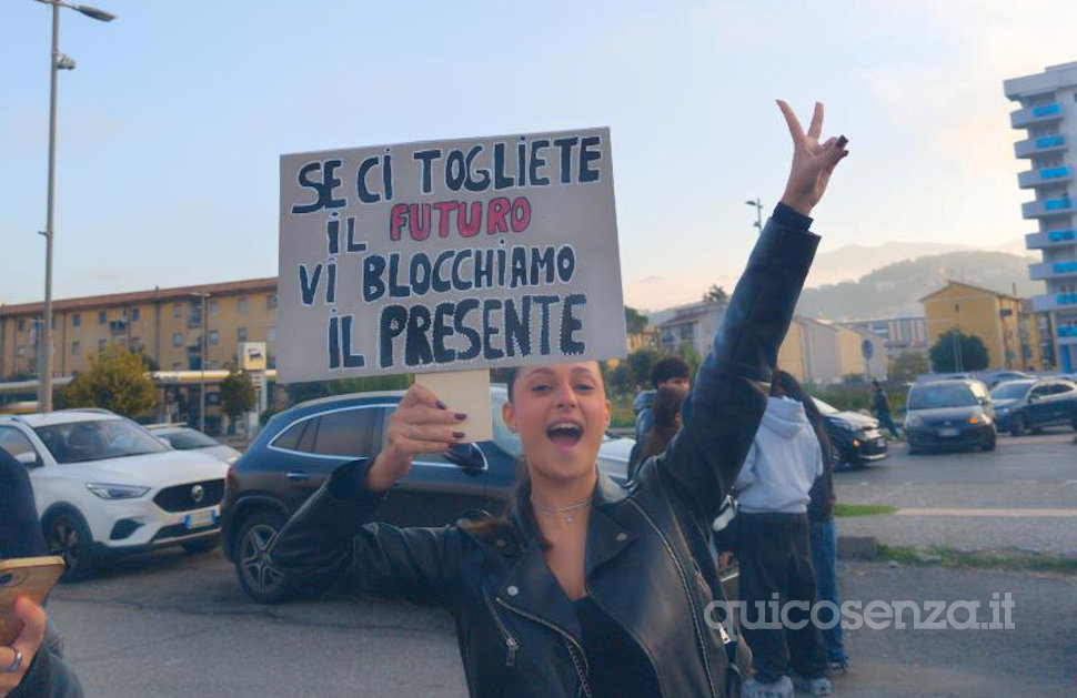 Cosenza, esplode la protesta: da piazza Europa centinaia di studenti in corteo contro il caro vita 53 Studenti Cosenza protesta 02