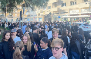 Cosenza, esplode la protesta: da piazza Europa centinaia di studenti in corteo contro il caro vita 56 Studenti Cosenza protesta 06