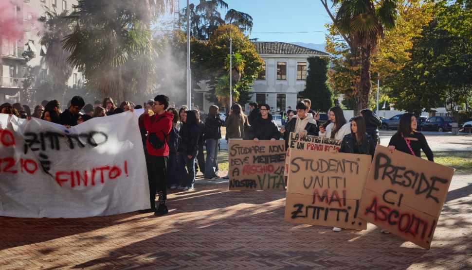 Studenti Lucrezia della Valle manifestazione 2