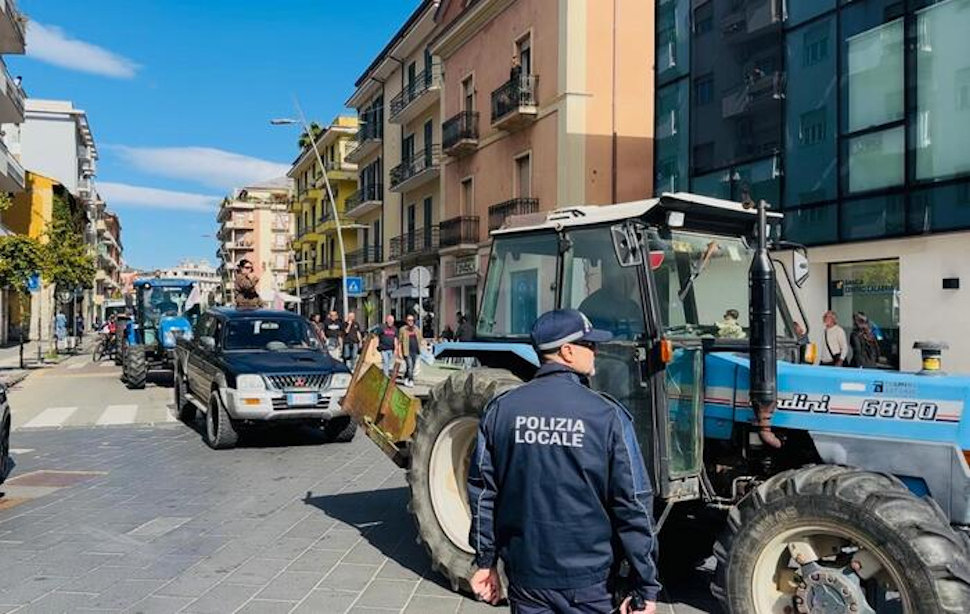 Trattori Cosenza protesta carovita