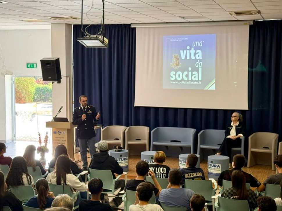 Cyberbullismo, "Una Vita da Social" parte da Castrolibero: gli agenti della Polizia di Stato incontrano gli studenti 52 Una Vita da Social