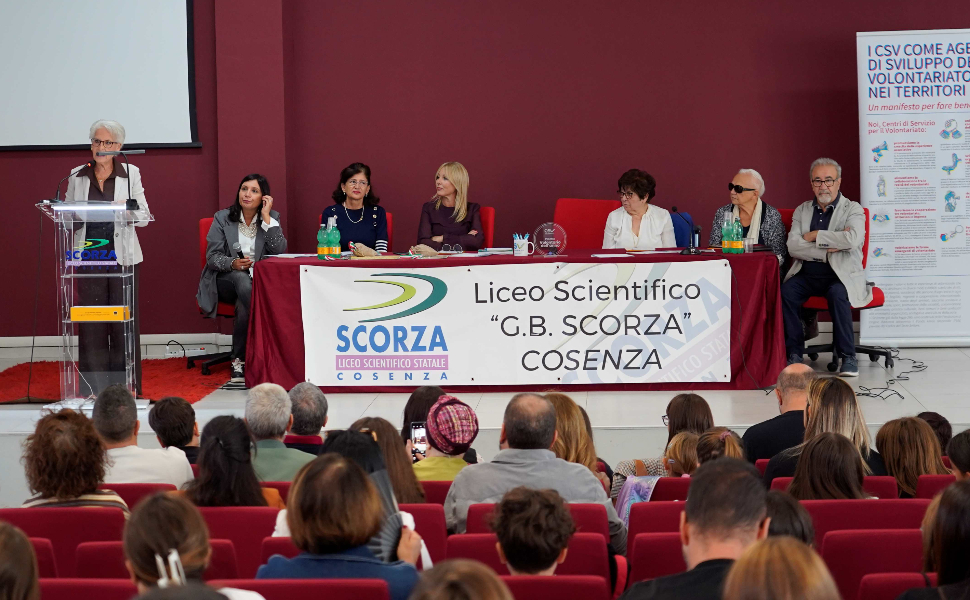 Il volontariato entra nelle scuole cosentine: ecco i 3 vincitori del "Premio Volontario dell’anno" 52 Volontariato - Premio CSV cosenza 02