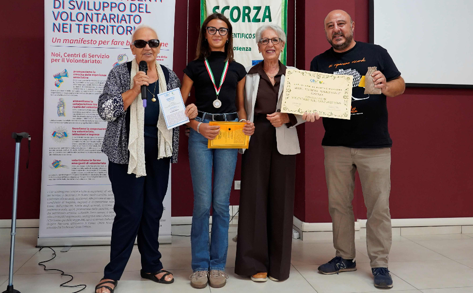 Il volontariato entra nelle scuole cosentine: ecco i 3 vincitori del "Premio Volontario dell’anno" 54 Volontariato - Premio CSV cosenza Anita Bozzo 01