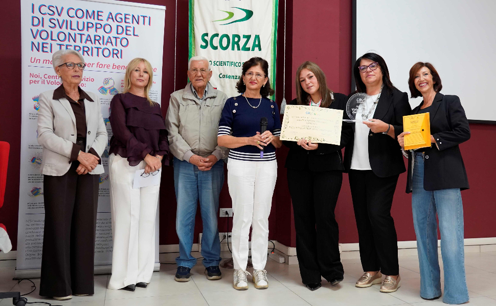 Il volontariato entra nelle scuole cosentine: ecco i 3 vincitori del "Premio Volontario dell’anno" 53 Volontariato - Premio CSV cosenza Rosamaria Galdino