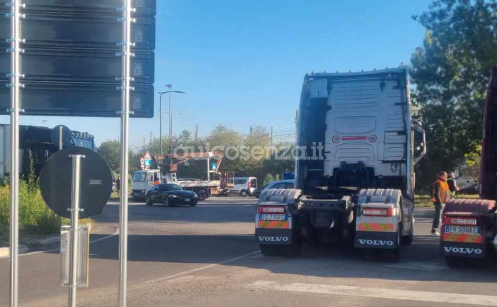 Autotrasportatori, presìdi in corso da Campotenese a San Lucido: traffico rallentato sulla Statale 18 56 autotrasportatori - presidio Rende Metallo Quattromiglia 01