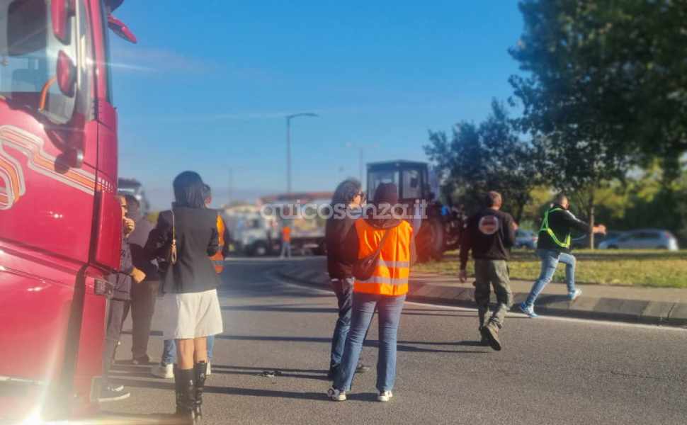 Autotrasportatori, presìdi in corso da Campotenese a San Lucido: traffico rallentato sulla Statale 18 57 autotrasportatori - presidio Rende Metallo Quattromiglia 02
