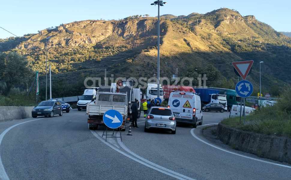Autotrasportatori, presìdi in corso da Campotenese a San Lucido: traffico rallentato sulla Statale 18 52 autotrasportatori - presidio San Mango D'Aquino