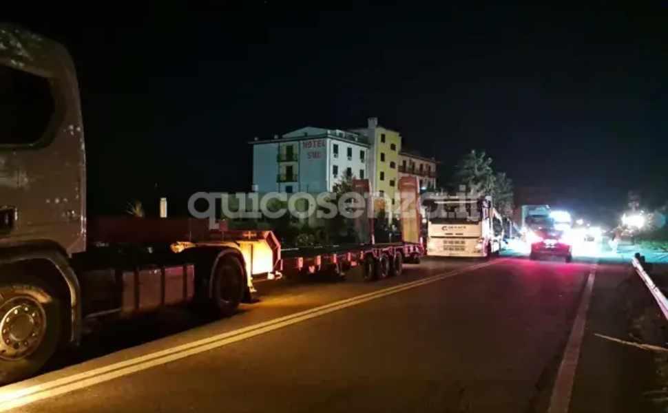 Autotrasportatori, presìdi in corso da Campotenese a San Lucido: traffico rallentato sulla Statale 18 54 autotrasportatori - presidio fuscaldo 02