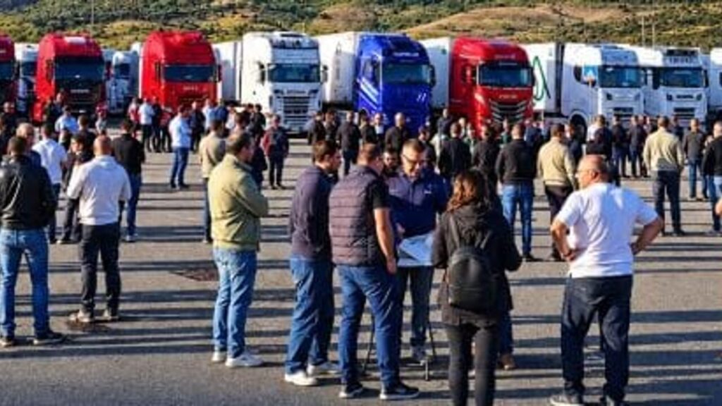 Agricoltori e camionisti in protesta, Occhiuto avverte: «Ora è tempo di fermarsi» 53 autotrasportatori-protesta