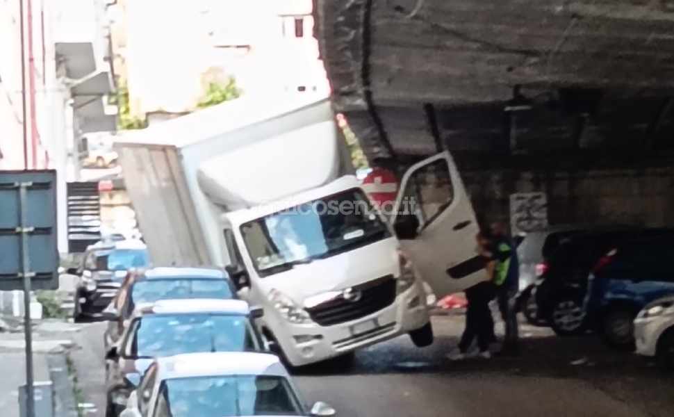 Cosenza: camion incastrato sotto il cavalcavia, strada bloccata all’imbocco di via Padre Giglio 52 camion traverso imbocco via padre giglio 01