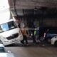 Cosenza: camion incastrato sotto il cavalcavia, strada bloccata all’imbocco di via Padre Giglio 54 camion traverso imbocco via padre giglio 02