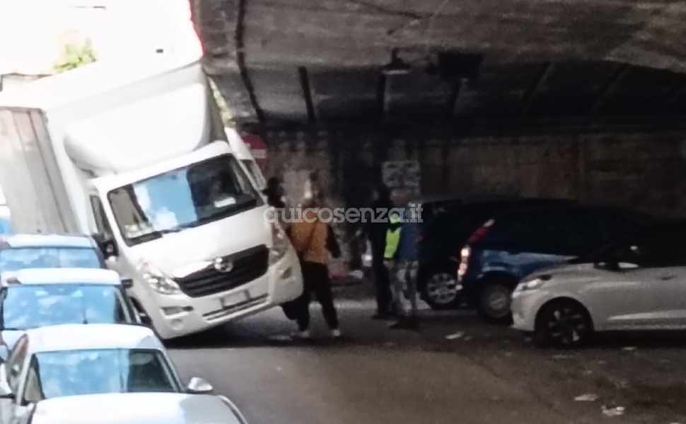 Cosenza: camion incastrato sotto il cavalcavia, strada bloccata all’imbocco di via Padre Giglio 51 camion traverso imbocco via padre giglio 02