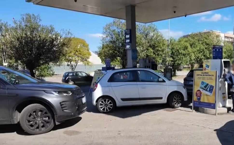 Presi d'assalto i distributori di carburante: lunghe code per paura dei mancati rifornimenti 52 carburante code distributori