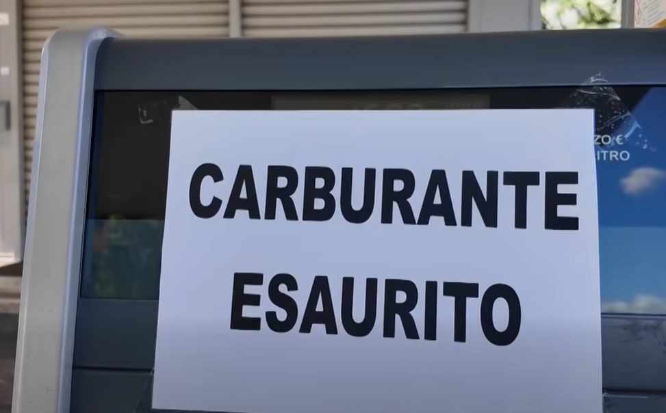 Presi d'assalto i distributori di carburante: lunghe code per paura dei mancati rifornimenti 53 carburante esaurito 01