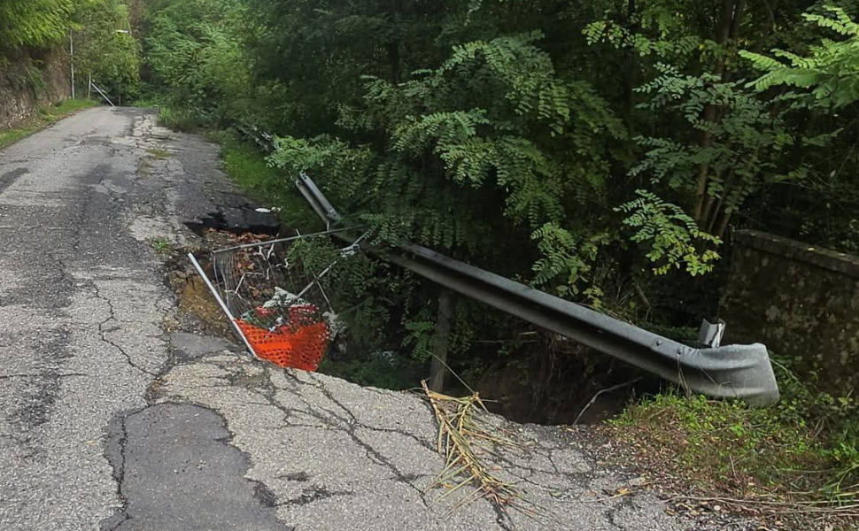 Cosenza, contrada Guarassano isolata da oltre 7 mesi dopo una frana: «nessuna risposta dalle istituzioni» 52 cedimento strada guarassano cosenza 03